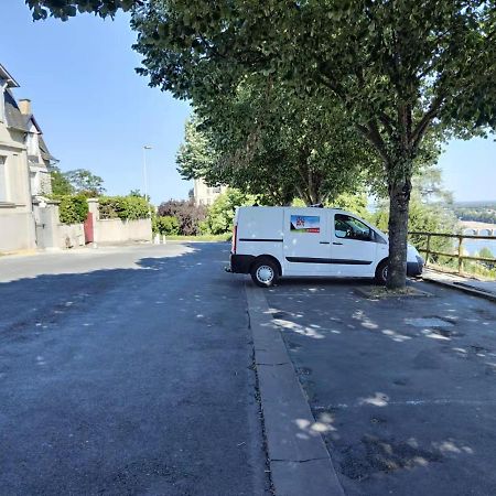 Chambre Grise Dans Une Demeure Du 16Eme A Saumur Comprenant Cuisine Equipee Exterior photo