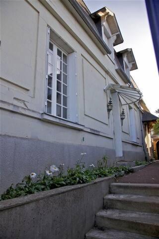 Chambre Grise Dans Une Demeure Du 16Eme A Saumur Comprenant Cuisine Equipee Exterior photo